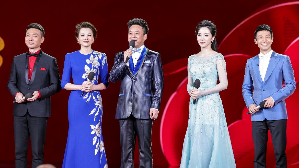 图为:春晚演出节目主持人